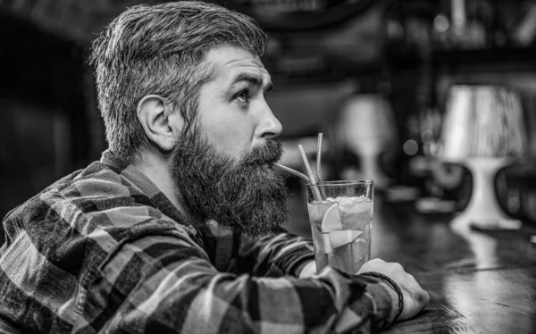 パブやレストランでバーマン トロピカルアルコールのフレッシュカクテル 髭の男のカクテル 髭の男がカクテルを飲む 黒と白 — ストック写真