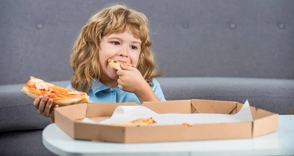 귀여운 소년은 피자를 먹습니다 피자를 잘생긴 피자먹을 아이가 상자를 있습니다 — 스톡 사진