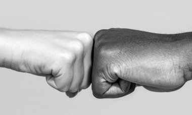 Siyahi Afro-Amerikan ırk erkek ve kadın elleri yumruk tokuşturuyor. Siyah ve beyaz.