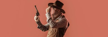 Şapkalı bir kovboy. Batı hayatı. Kovboy şapkalı adam. Maskeli Amerikalı haydut, şapkalı batılı adam. Kovboy şapkalı adam, silah.