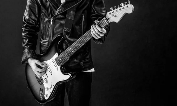 ギターを弾け ライブ音楽 音楽祭 ステージ上の楽器 バンド エレクトリック ギター ギタリスト ミュージシャン ロック — ストック写真