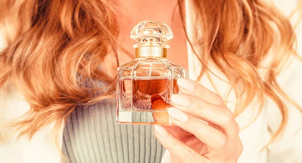 Nők Parfümös Üveggel Gyönyörű Lány Parfümöt Használ Egy Egy Üveg — Stock Fotó