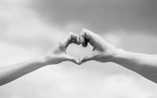 Elden Kalp Aşk Arkadaşlık Kavramı Dişi Insan Elleri Gökyüzüne Karşı — Stok fotoğraf