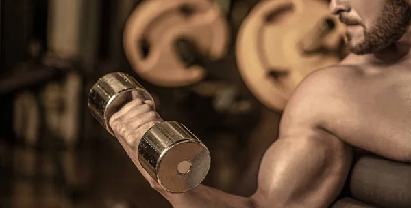 Homem Levantando Haltere Ginásio Fazendo Exercício Para Músculos Homem Fisiculturista — Fotografia de Stock