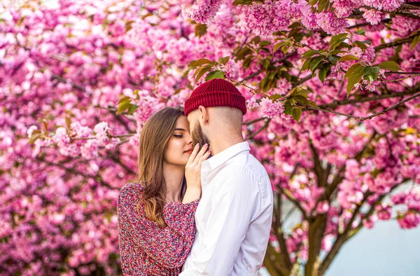 在户外恋爱的年轻夫妇 年轻时尚夫妇的性感户外肖像 情侣们在公园里拥抱和亲吻 幸福的概念 — 图库照片