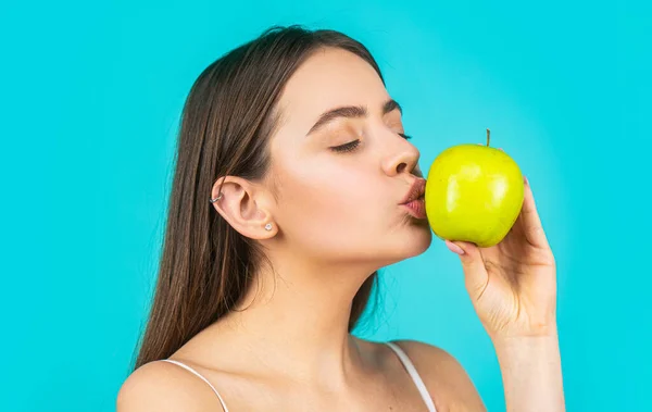 Piękna Młoda Kobieta Jedząca Jabłko Zdrowy Styl Życia Szczęśliwa Kobieta — Zdjęcie stockowe
