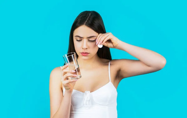 Rapariga Toma Uns Comprimidos Segura Num Copo Água Isolado Azul — Fotografia de Stock