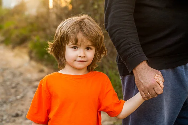 Parent Holds Hand Small Child Fathers Hand Lead His Child — Stock Photo, Image