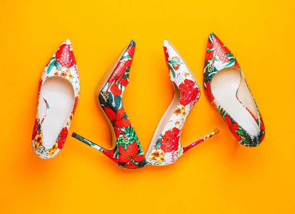 Renkli Deri Ayakkabılar Klasik Kadın Deri Ayakkabısı Renkli Şık Kadın — Stok fotoğraf