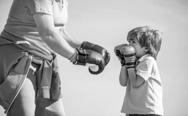 コーチとボクシングの練習中の少年スポーツマン スポーツマン指導ボクシング赤いボクシングの手袋で男の子 黒と白 — ストック写真
