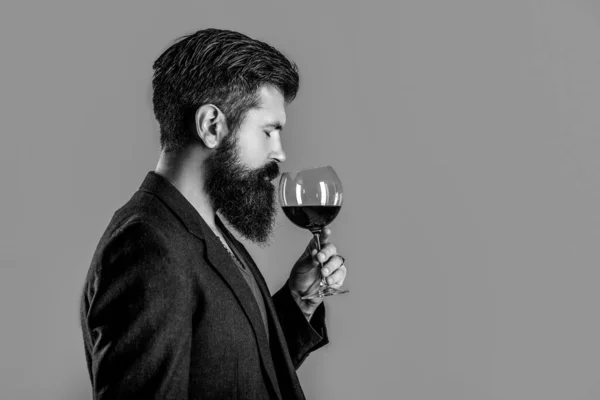 ソムリエ ワインのガラスとデグストレーター ワイナリー 男性のワインメーカー 赤ワインのグラスを手にした男 赤ワインを味わう男ソムリエ 黒と白 — ストック写真