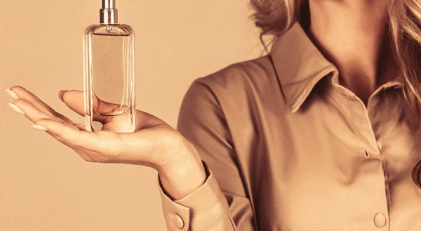 Mooi Meisje Met Parfum Parfum Fles Vrouw Spray Aroma Vrouwen — Stockfoto