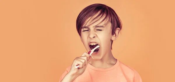 Küçük Çocuk Diş Fırçasıyla Diş Temizliyor Diş Fırçalı Mutlu Çocuk — Stok fotoğraf