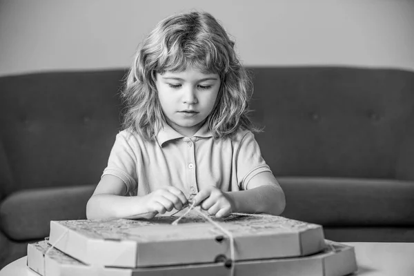 Niño Mirando Una Caja Pizzas Niño Sorprendido Por Una Gran —  Fotos de Stock
