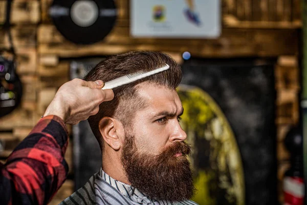Cabeleireiro Faz Styling Com Pente Barbearia Homem Barbudo Barbearia Trabalho — Fotografia de Stock