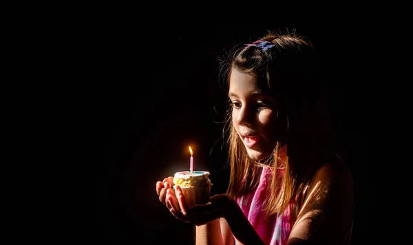 Kaarsen Blazen Verjaardagsfeestje Gelukkig Meisje Schattig Meisje Blaast Kaarsen Uit — Stockfoto