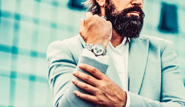 Homem Segura Relógio Retrato Empresário Sucesso Terno Negócios Usando Relógio — Fotografia de Stock