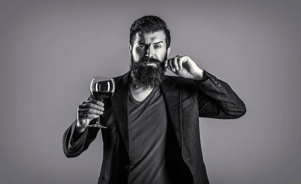 Sommelier Degustador Con Copa Vino Bodega Enólogo Masculino Blanco Negro — Foto de Stock