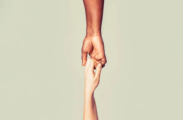 Руки Помощи Жест Спасения Черно Белые Человеческие Руки Помогаю Другому — стоковое фото