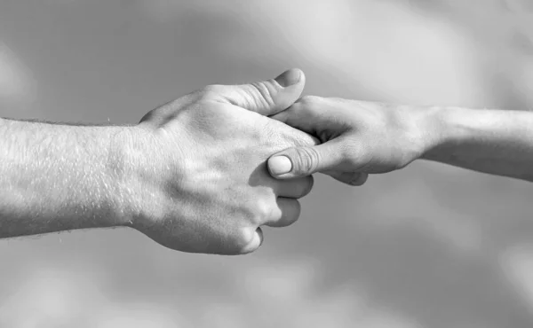 Yardım Eli Uzatıyorum Kadın Erkeğin Elleri Birbirine Uzanıyor Destek Oluyor — Stok fotoğraf