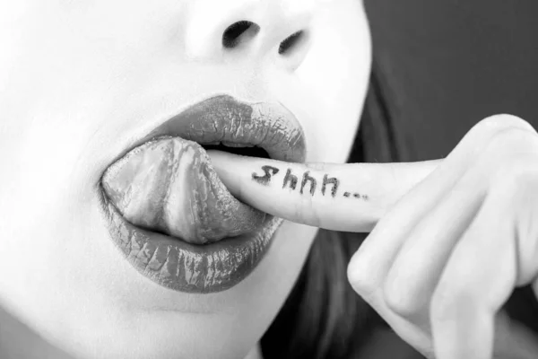 Perempuan Dengan Jari Mulut Plump Seksi Bibir Penuh Lipstik Ungu — Stok Foto