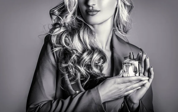 Nők Parfümös Üvege Gyönyörű Lány Parfümöt Használ Női Parfümös Üveg — Stock Fotó