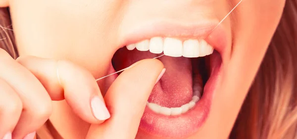 Zubní Nit Bílé Zdravé Zuby Zubní Spláchnutí Žena Zubní Nit — Stock fotografie