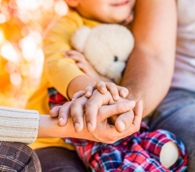 Birlik, destek, koruma, mutluluk kavramı. Çocuk eli ebeveynlere yakın çekim. Baba, anne, elinizi tutun küçük bebek. Ebeveynler bebek ellerini tutar. Bebek elinin ebeveynlerin eline geçişi..