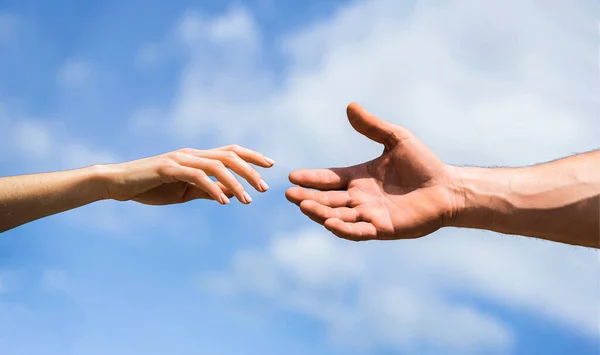 Handen Van Man Vrouw Blauwe Lucht Achtergrond Een Helpende Hand — Stockfoto