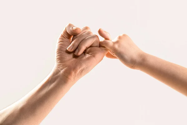 孩子们把小手指拴在一起 两只手的小指紧握在一起 表现出友谊和宽恕 世世代代的友谊父亲 女儿亲手许下了友谊的承诺 — 图库照片