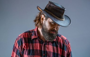 Kovboy şapkalı yakışıklı hippi. Deri kovboy şapkası. Kovboy şapkası takan portre adam. Şapkalı kovboylar. Yakışıklı sakallı maço. Tıraşsız kovboylar. Amerikan kovboyu.