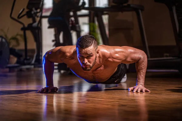 Muscular Forte Cara Exercitando Homem Musculoso Fazer Flexões Homem Magro — Fotografia de Stock