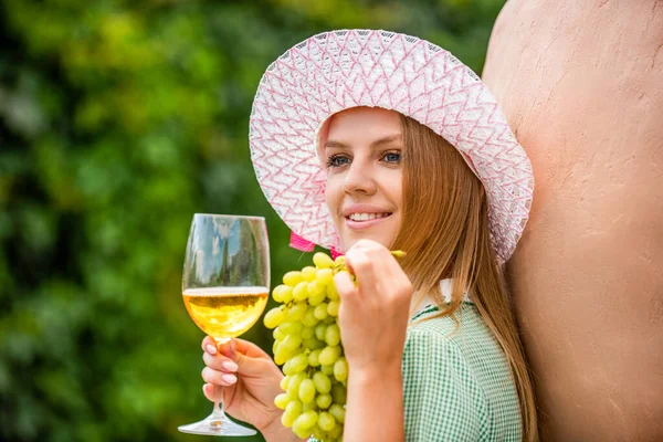 Женщина Пробует Вино Винограднике Показывает Бокал Вина Женщина Бокалом Белого — стоковое фото