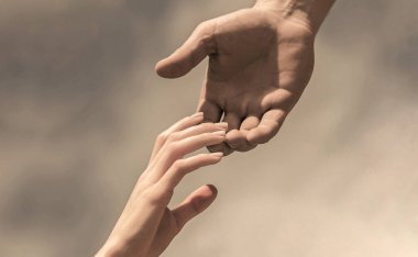 Yardım eli uzatıyorum. Kadın ve erkeğin elleri birbirine uzanıyor, destek oluyor. Dayanışma, şefkat ve yardım, kurtuluş..