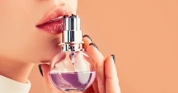 Kvinna Med Parfymflaska Kvinna Presenterar Parfymer Doft Sexiga Läppar Rosa — Stockfoto