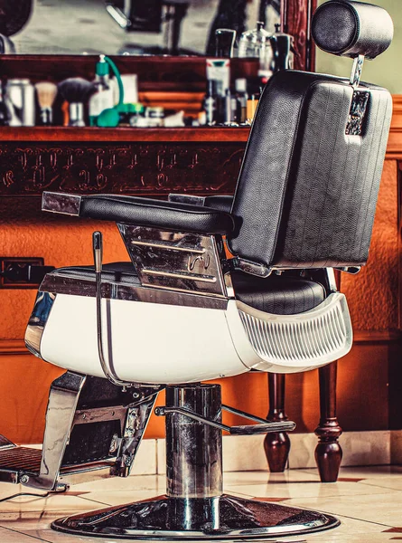 理髪店の椅子 理容室のアームチェア 現代的な美容室とヘアサロン 男性のための理容室ショップ スタイリッシュなヴィンテージ理容室の椅子 — ストック写真