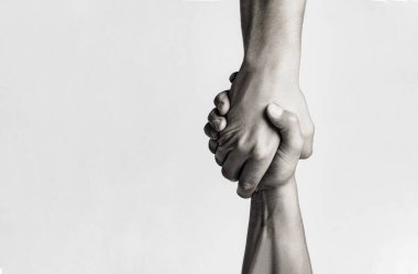 Kurtarma, el hareketlerine yardım etme. Sıkı tutun. İki el, bir arkadaşın yardım eli. El sıkışma, silah arkadaşlığı. Siyah ve beyaz.