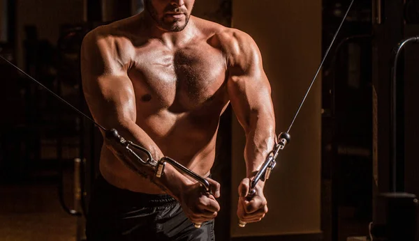 Homem Músculos Grandes Ginásio Uma Máquina Ginásio Abdominais Bíceps Homem — Fotografia de Stock