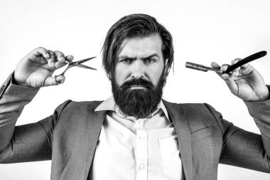 Berber dükkanını ziyaret eden sakallı bir müşteri. Berber makası, jilet, berber, takım elbise. Klasik berber dükkanı, tıraş. Acımasız adam, makas, düz jilet. Siyah ve beyaz.