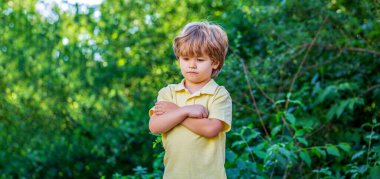 Üzgün küçük çocuk kendini ifade ediyor. Alıngan çocuklar ağlar. Küçük mutsuz çocuk. Yalnız, korkmuş, üzgün, bunalımlı çocuklar ağlıyor. Duygular ve keder, kötü ruh hali, üzgün ve mutsuz olmak.