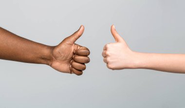 Afrika erkek eli baş parmağını gösteriyor. Siyah ve beyaz eller birlikte görünüyor. Kadın elleri baş parmağını kaldırıyor. Siyahların hayatı önemlidir. Destek desteği.
