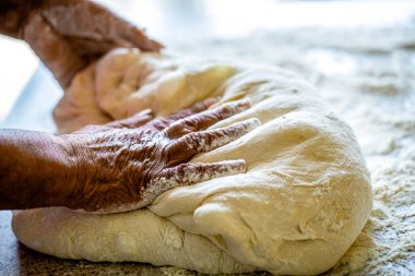 Eller hamur. Kadın eli pizza için hamur yapıyor. Mutfakta şef mangır hazırlar. Hazırlık hamurları.