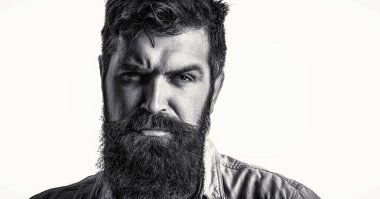 Sakallı, bıyıklı hippi. Yakışıklı, vahşi erkek. Vahşi, yakışıklı, siyah sakallı bir erkeğin seksi yakın plan portresi. Siyah ve beyaz.