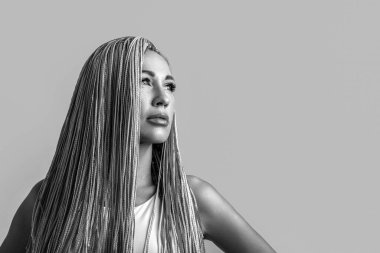 Kuaför salonu konsepti. Kız örgüleri. Örgülü güzel bir genç kızın portresi. Güzel kadın saç örgüleri. Siyah ve beyaz.