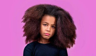 Üzgün Amerikan kızları ağlar. Küçük mutsuz afro kız. Yalnız, korkmuş, üzgün, bunalımlı çocuklar ağlıyor. Portre küçük Afrikalı Amerikalıyı üzdü. Duygular ve keder, kötü ruh hali, üzgün olmak, mutsuz olmak..