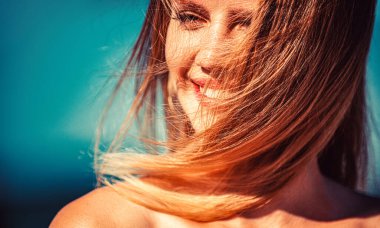 Doğal gençlik güzelliği. Uçan kadın dışarıda eğleniyor. Yazın güzel sarışın kız portresi. Gülümseyen kadın mükemmel gülümseme. Mükemmel saç, şampuan..