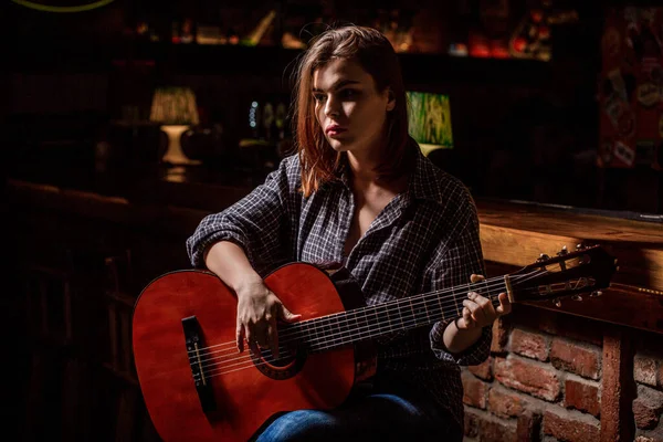 Guitarrista Toca Rapariga Toca Guitarra Mulher Hipster Sentada Num Pub — Fotografia de Stock