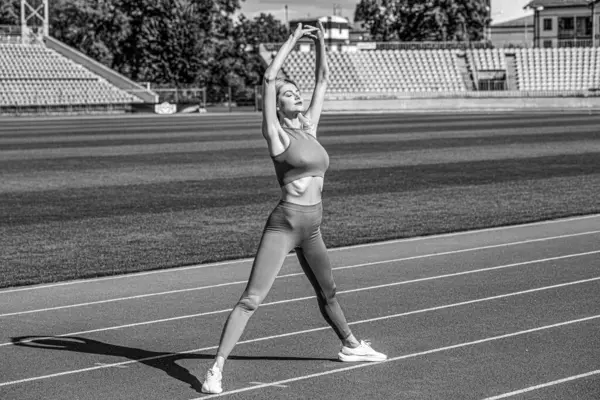 フィットガールは 外側の肺をしています 物理トレーニング教育 スポーツレッスン ワークアウト前にストレッチする女性ランナー ブラック ホワイト — ストック写真