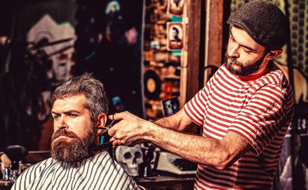 Fryzjer Obcinający Włosy Męskiemu Klientowi Fryzjer Obsługujący Klienta Salonie Fryzjerskim — Zdjęcie stockowe