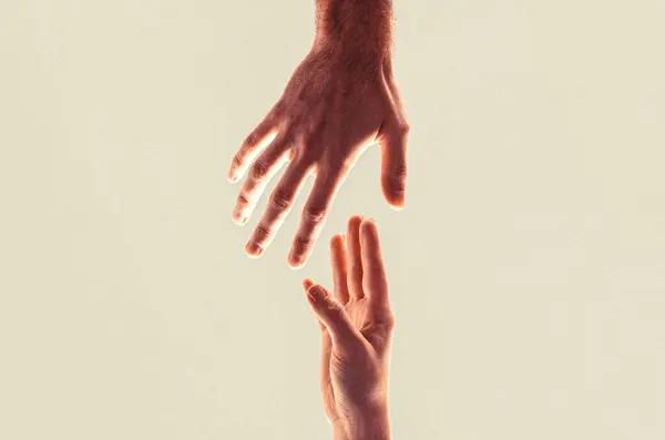 Två Händer Väns Hjälpande Arm Lagarbete Vertikalt Hjälpande Hand Utsträckt Royaltyfria Stockfoton